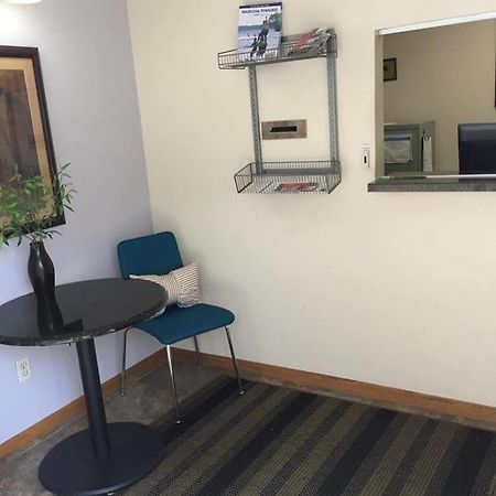 Airport Lodge Waukesha Bagian luar foto
