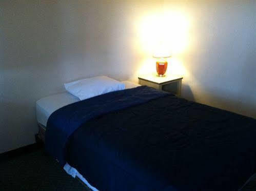 Airport Lodge Waukesha Bagian luar foto
